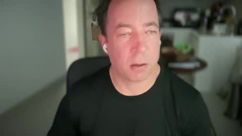 Snapshot of iwantuu2 chatting on 12/22/24, 03:44 chat with me to find out online show from 12/22/24, 03:44