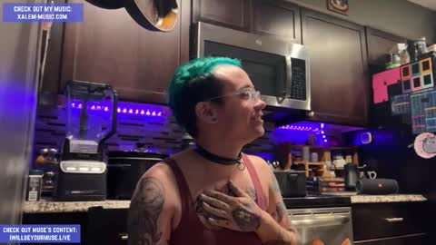 Muse hethey online show from 11/25/25, 12:21