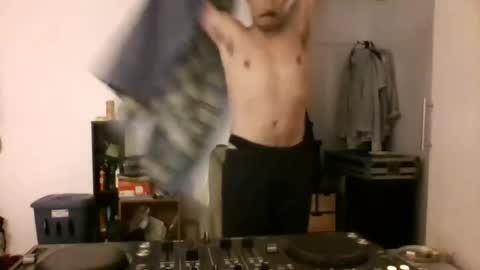 Snapshot of iyoperro chatting on 10/28/25, 01:53 Casandro online show from 10/28/25, 01:53