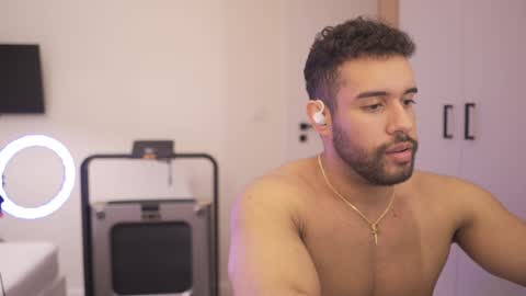 Izaak online show from 12/19/24, 08:13