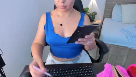 Snapshot of izaro_22 chatting on 01/23/25, 07:40 Iza online show from 01/23/25, 07:40