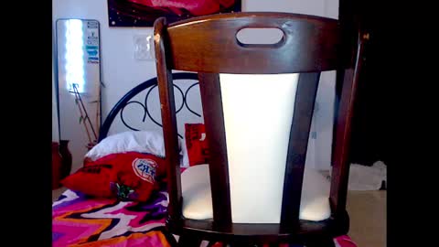 Snapshot of izaruz_cam chatting on 01/17/25, 07:08 LANzy online show from 01/17/25, 07:08