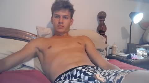 Snapshot of izzame2 chatting on 09/13/25, 04:12 Willis online show from 09/13/25, 04:12