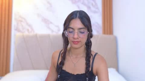Snapshot of j_belle_ chatting on 05/27/26, 01:57 j_belle_ online show from 05/27/26, 01:57