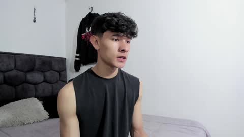 Snapshot of j_u_p_i_t_e_r chatting on 12/25/24, 01:51 Noah online show from 12/25/24, 01:51