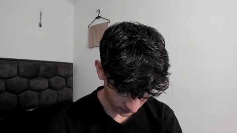 Snapshot of j_u_p_i_t_e_r chatting on 01/04/25, 12:59 Noah online show from 01/04/25, 12:59