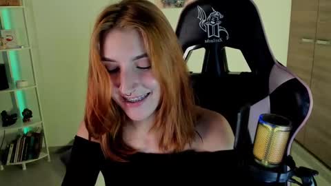 Snapshot of jacky_croft chatting on 12/17/24, 05:18 Linda Sofia help me get to 100 thumbs up online show from 12/17/24, 05:18