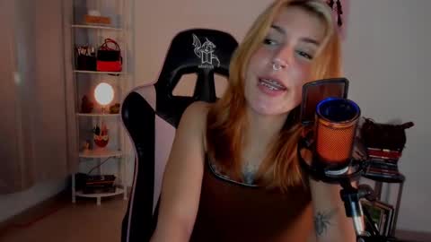 Snapshot of jacky_croft chatting on 02/01/25, 06:43 Linda Sofia help me get to 100 thumbs up online show from 02/01/25, 06:43