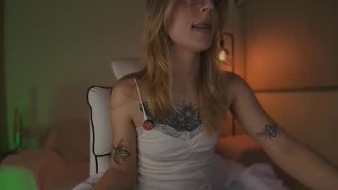 Snapshot of jacky_croft chatting on 09/15/25, 04:34 Linda Sofia help me get to 100 thumbs up online show from 09/15/25, 04:34