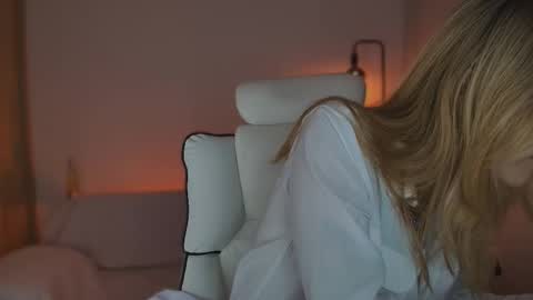 Snapshot of jacky_croft chatting on 09/19/25, 05:09 Linda Sofia help me get to 100 thumbs up online show from 09/19/25, 05:09