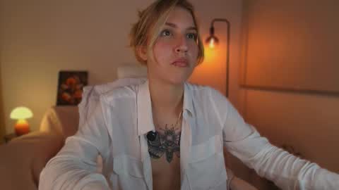 Snapshot of jacky_croft chatting on 10/11/25, 05:28 Linda Sofia help me get to 100 thumbs up online show from 10/11/25, 05:28