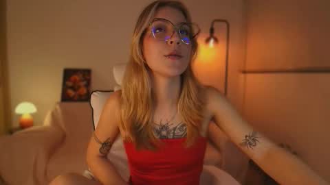 Snapshot of jacky_croft chatting on 10/12/25, 05:06 Linda Sofia help me get to 100 thumbs up online show from 10/12/25, 05:06