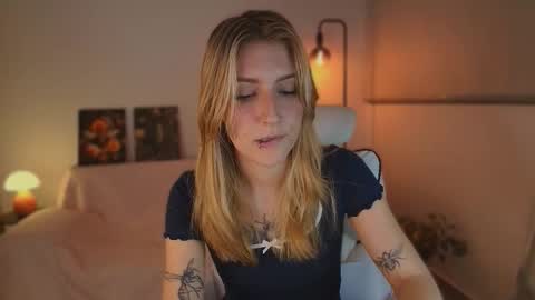 Snapshot of jacky_croft chatting on 10/15/25, 04:45 Linda Sofia help me get to 100 thumbs up online show from 10/15/25, 04:45