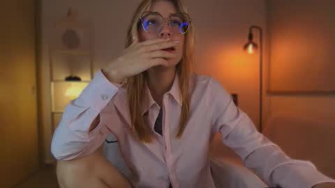 Snapshot of jacky_croft chatting on 10/20/25, 05:19 Linda Sofia help me get to 100 thumbs up online show from 10/20/25, 05:19