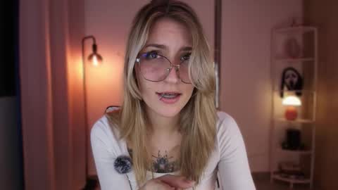 Snapshot of jacky_croft chatting on 11/30/25, 04:49 Linda Sofia help me get to 100 thumbs up online show from 11/30/25, 04:49