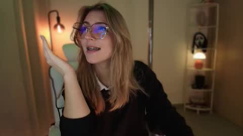 Snapshot of jacky_croft chatting on 12/01/25, 04:06 Linda Sofia help me get to 100 thumbs up online show from 12/01/25, 04:06