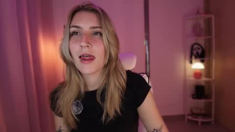 Snapshot of jacky_croft chatting on 12/03/25, 04:31 Linda Sofia help me get to 100 thumbs up online show from 12/03/25, 04:31