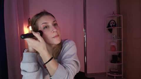 Snapshot of jacky_croft chatting on 12/17/25, 04:40 Linda Sofia help me get to 100 thumbs up online show from 12/17/25, 04:40