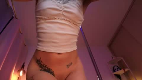 Snapshot of jacky_croft chatting on 12/19/25, 03:46 Linda Sofia help me get to 100 thumbs up online show from 12/19/25, 03:46