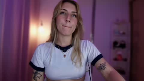 Snapshot of jacky_croft chatting on 05/11/26, 02:17 Linda Sofia help me get to 100 thumbs up online show from 05/11/26, 02:17