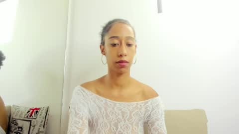 Snapshot of jade_obi chatting on 09/27/25, 04:23 Jade smile online show from 09/27/25, 04:23