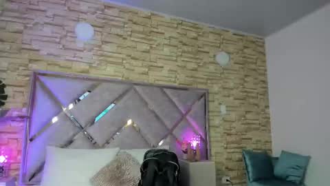 jade white  online show from 09/16/25, 12:50