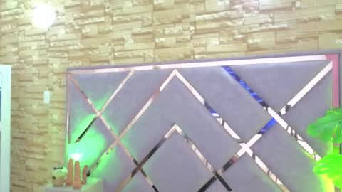 jade white  online show from 01/08/26, 01:13