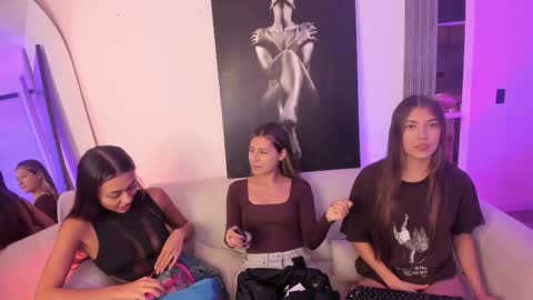 Snapshot of jade_ws chatting on 11/11/25, 02:22 Jade online show from 11/11/25, 02:22