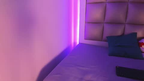 Snapshot of jadeestudios chatting on 12/18/25, 04:18 jadeestudios online show from 12/18/25, 04:18