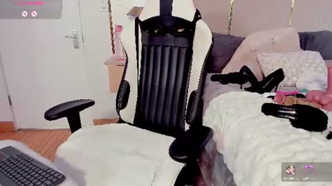Jadeh online show from 07/28/26, 07:39