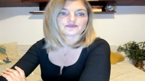 Snapshot of jadore_able82 chatting on 12/17/24, 02:44 elena online show from 12/17/24, 02:44