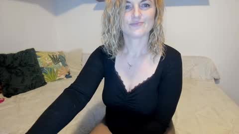 Snapshot of jadore_able82 chatting on 02/11/25, 02:35 elena online show from 02/11/25, 02:35