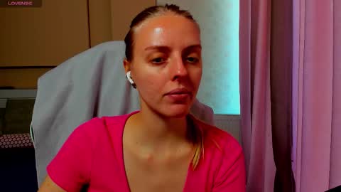 Snapshot of jam_cream chatting on 11/23/25, 09:31 Sofia online show from 11/23/25, 09:31