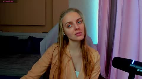 Snapshot of jam_cream chatting on 12/15/25, 09:46 Sofia online show from 12/15/25, 09:46