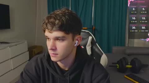 Snapshot of james_friends chatting on 10/28/25, 09:39 James online show from 10/28/25, 09:39