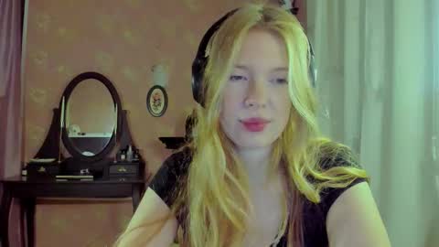 Snapshot of jane_and_star chatting on 11/17/25, 10:48 Star online show from 11/17/25, 10:48