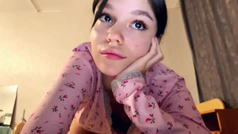 Snapshot of janethcensky chatting on 11/22/25, 04:17 Aleksia online show from 11/22/25, 04:17