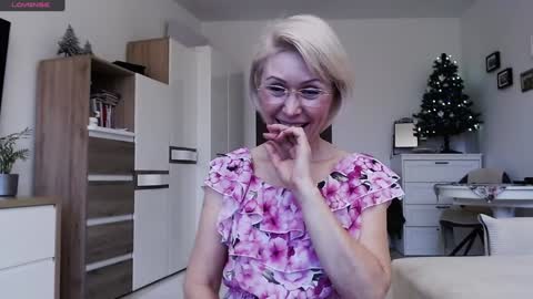 Snapshot of jasmin18v chatting on 12/19/24, 01:40 Jasmin room for people 40 online show from 12/19/24, 01:40