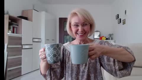 Snapshot of jasmin18v chatting on 01/31/25, 01:45 Jasmin room for people 40 online show from 01/31/25, 01:45