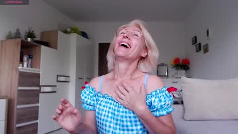 Snapshot of jasmin18v chatting on 09/16/25, 08:48 Jasmin room for people 40 online show from 09/16/25, 08:48