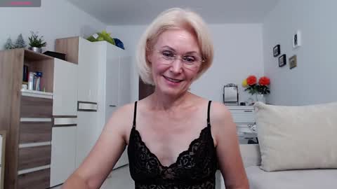 Snapshot of jasmin18v chatting on 09/21/25, 01:24 Jasmin room for people 40 online show from 09/21/25, 01:24