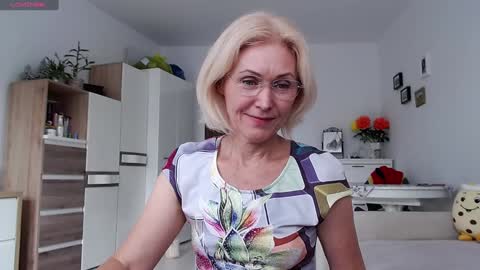 Snapshot of jasmin18v chatting on 10/12/25, 01:10 Jasmin room for people 40 online show from 10/12/25, 01:10