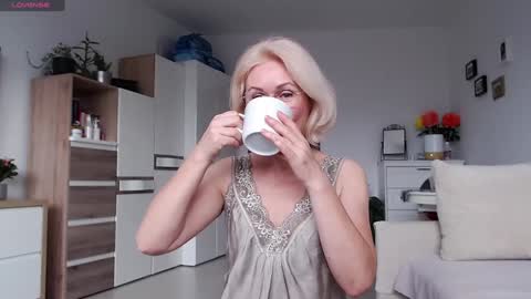 Snapshot of jasmin18v chatting on 11/19/25, 08:03 Jasmin room for people 40 online show from 11/19/25, 08:03