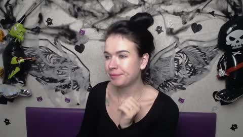 JasmineKouch online show from 10/31/25, 06:31