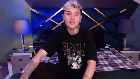 Snapshot of jaxwolf_ chatting on 12/18/25, 04:07 JAX online show from 12/18/25, 04:07