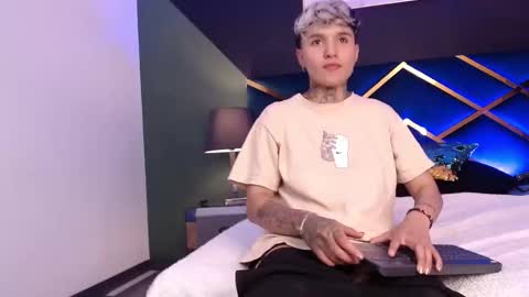 Snapshot of jaxwolf_ chatting on 01/18/26, 03:43 JAX online show from 01/18/26, 03:43