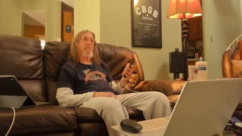 Snapshot of jdineuless chatting on 01/01/25, 09:41 JDinEuless online show from 01/01/25, 09:41