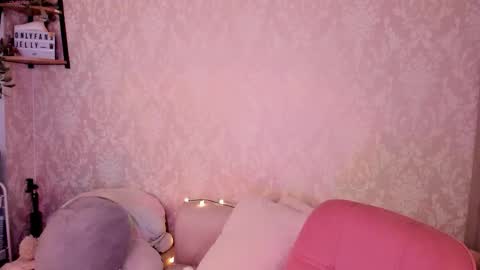 Snapshot of jelly_w5 chatting on 12/18/25, 11:00 Jelly online show from 12/18/25, 11:00