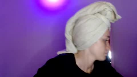 Snapshot of jellyrose chatting on 12/17/25, 07:20 jellyrose online show from 12/17/25, 07:20