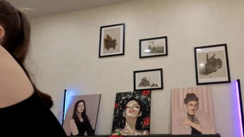 Snapshot of jenie_fire chatting on 05/19/26, 01:39 Dolly online show from 05/19/26, 01:39